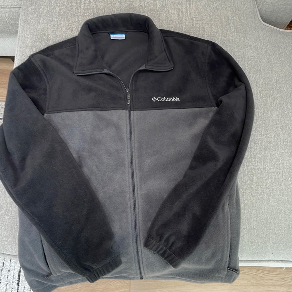 Mens Columbia Sportswear Full Zip Fleece lightweight jacket side zipper pockets.